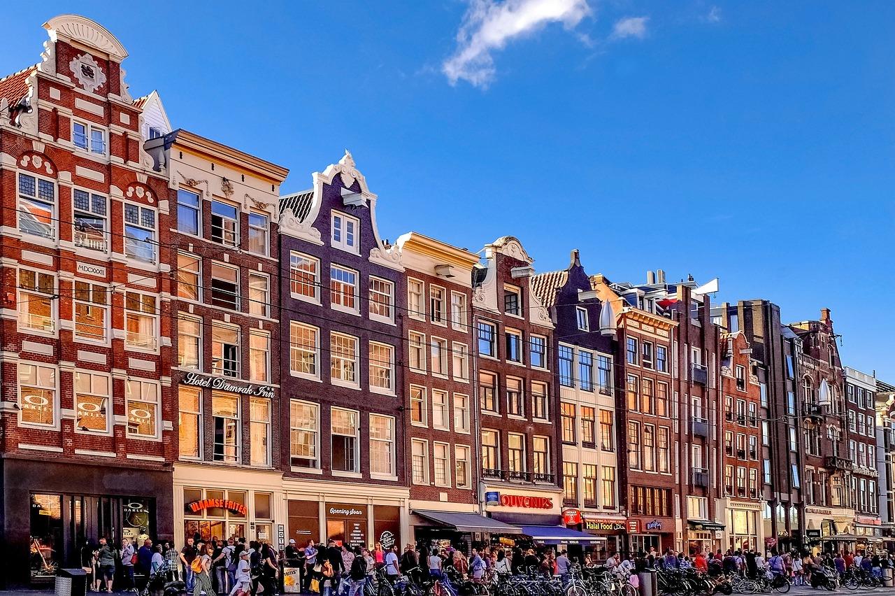 Een groot winkelpand waar veel mensen wachten om binnen te komen in Amsterdam