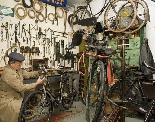 Fietsenmaker in Amsterdam